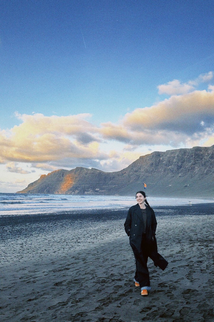 En una playa nublada, con un jersey oscuro
