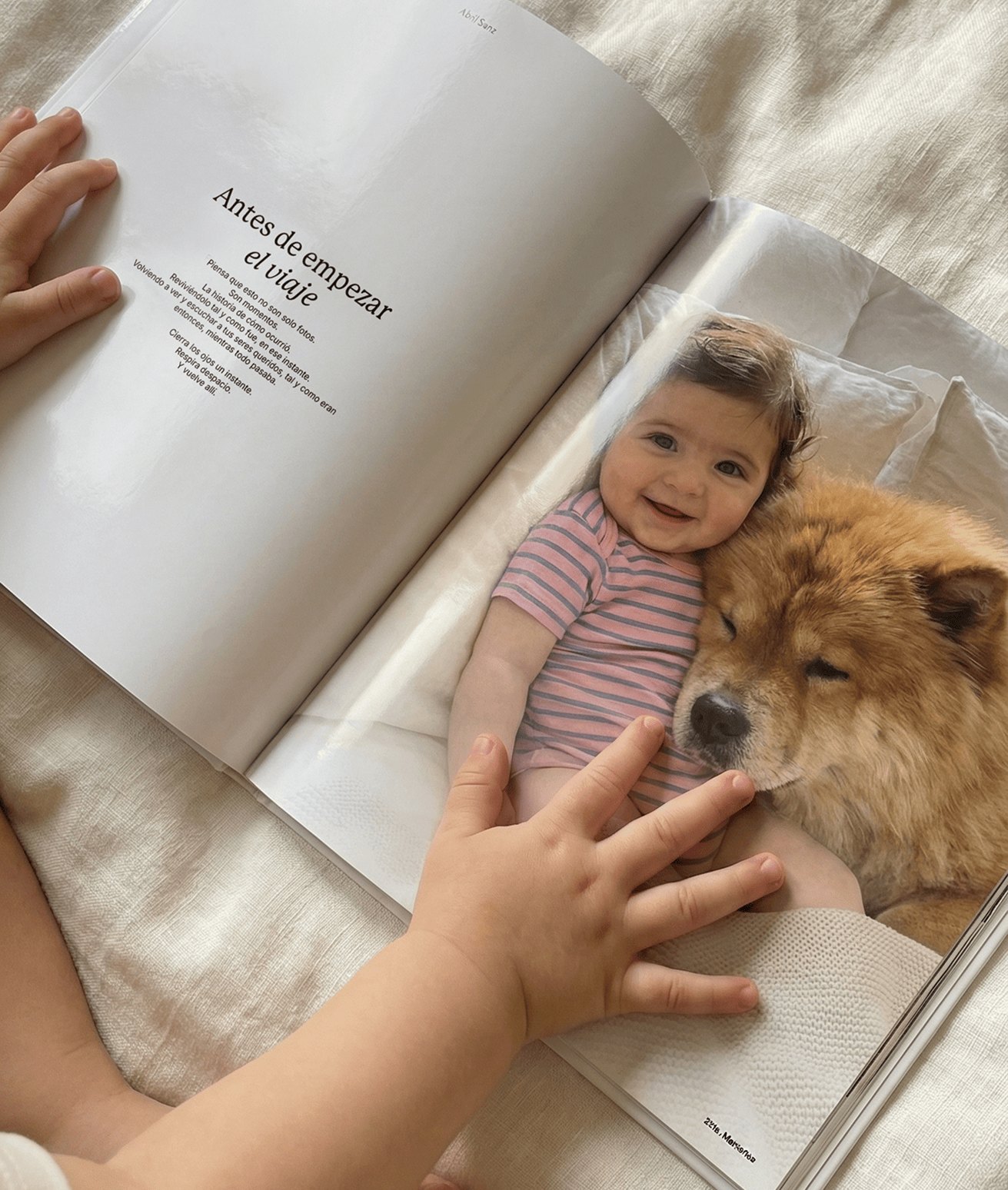 Un bebé y un perro en una página del Dotbook impreso